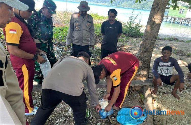 Penemuan 3 Paket Mencurigakan di Pulau Peneson Kecil Desa Air Biru, Polsek Jemaja Turun Tangan