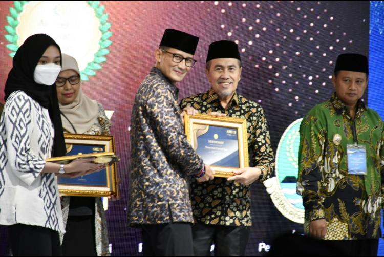 Gubernur Riau Syamsuar Borong Enam Kategori Anugerah Adinata Syari