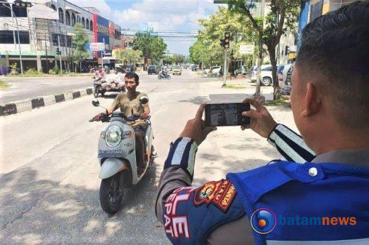 Satlantas Polresta Tegakan Hukum Lalulintas dengan Kamera ETLE Mobile di Kota Pekanbaru