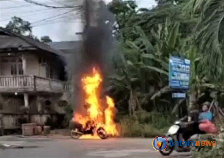 Satu Unit Sepeda Motor Hangus Terbakar di Karimun