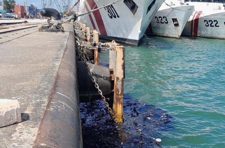 Parkiran Kapal Perang di Batu Ampar Dikepung Minyak Hitam: Sumber Pencemaran Masih Misterius
