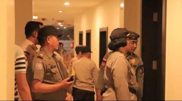 Razia Bersama Satpol PP dan Polsek Diamankan 57 Pasangan Diduga LGBT di 2 Wisma Pekanbaru