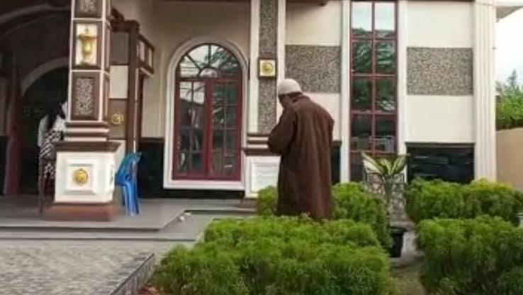 Viral Pria di Medan Salat di Halaman Gereja, Ternyata Pengidap ODGJ