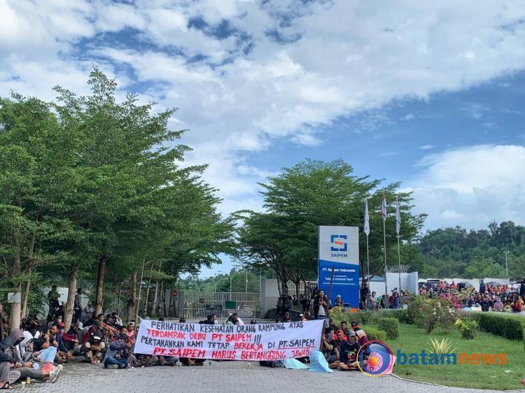 Warga Demo PT Saipem Karimun, Bentang Kain Putih Tuntut Tanggungjawab Perusahaan