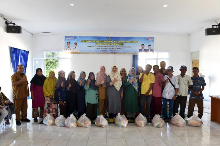 Ketua PKK Kepri Dewi Ansar Salurkan 600 Paket Sembako untuk Warga Desa Mantang di Bintan