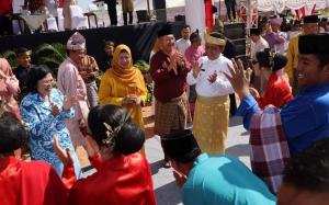 Peringatan Hardiknas: Gubernur Ansar Ikut Menari Bersama Pelajar di Batam