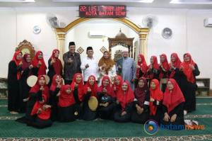 Shalawat Sambut Gubernur Ansar di Halal Bihalal Warga Kavling Lama Batu Aji