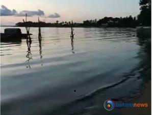 Mengerikan! Pantai Kampung Melayu Berubah Jadi Lautan Minyak Hitam Beracun