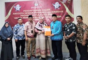 Ria Saptarika Mendaftar Sebagai Calon Anggota DPD Pertama di KPU Kepulauan Riau