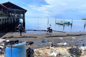 11 Kelompok Nelayan di Kampung Melayu Batam Tidak Bisa Melaut Gara-gara Limbah B3 Cemari Perairan