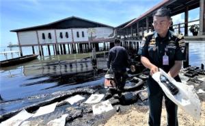 Kapal Terbakar di Perairan Malaysia Diduga Sebabkan Limbah Minyak Menyebar ke Pantai Kampung Melayu Batam