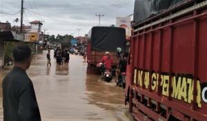 Banjir Melanda Pesisir Selatan: Akses Jalan Utama Sumbar-Bengkulu Lumpuh Selama 7 Jam