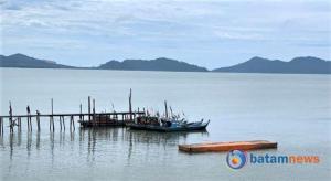 Peti Kemas Mengambang di Perairan Karimun Ternyata Ditarik oleh Nelayan: Menghindari Ancaman Pelayaran