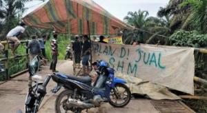 Warga Muaro Jambi Protes Kondisi Jalan Rusak dengan Spanduk 