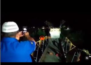 Jembatan Kayu Gadang Penghubung Lubuk Alung - Sikabu Ambruk di Padang Pariaman, Bupati Suhatribur Turun Tangan
