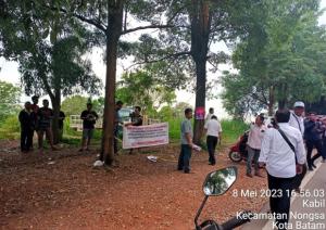 Bentrok Antara Warga Kampung Tua dan Taksi Online Hampir Terjadi Akibat Pencopotan Spanduk