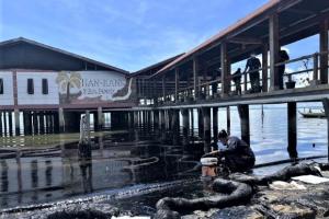 Kasus Limbah Berserakan di Pantai Kampung Melayu, Petugas Lakukan Uji Sampel