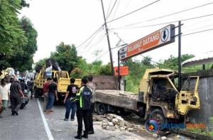 Akibat Rem Blong: Truk Bermuatan Batako Tabrak Tembok Pagar di Karimun