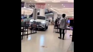 Insiden Mobil Terobos Transmart Padang Viral: Pegawai Honorer Bawaslu Payakumbuh Diduga Mengalami Stres
