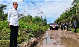 Kepala Daerah yang Tidak Mampu Perbaiki Jalan Rusak Angkat Tangan, Jokowi Bilang Pusat Akan Ambil Alih Perbaikannya