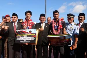 Gubernur Ansar Serahkan Bonus Masing-masing Rp 100 Juta untuk Sananta dan Septiadi Peraih Emas SEA Games 2023