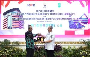 Gubernur Syamsuar Raih 3 Penghargaan dari KPK atas Program Pemberantasan Korupsi