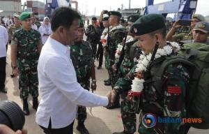 Muhammad Rudi dan Forkopimda Sambut Pulangnya 400 Personel Yonif Raider Khusus 136/TS di Batam