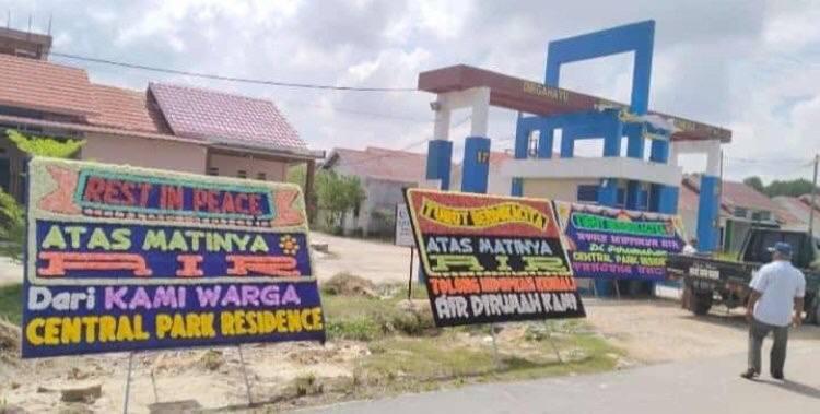 Warga Tanjunguncang Pasang Papan Bunga Gara-gara Berminggu-minggu Tak Nikmati Air Bersih