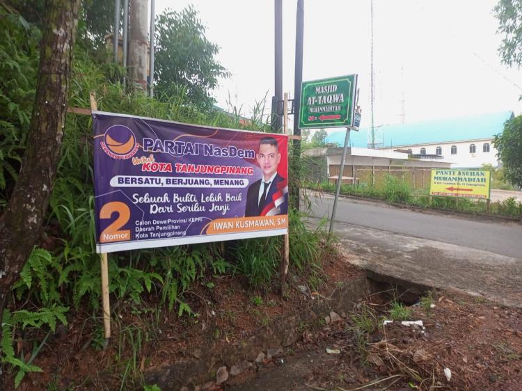Baliho Caleg di Tanjungpinang Bertaburan sebelum Masa Kampanye