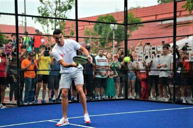 Cristiano Ronaldo Unjuk Keahlian Bermain Padel di VJC Singapura
