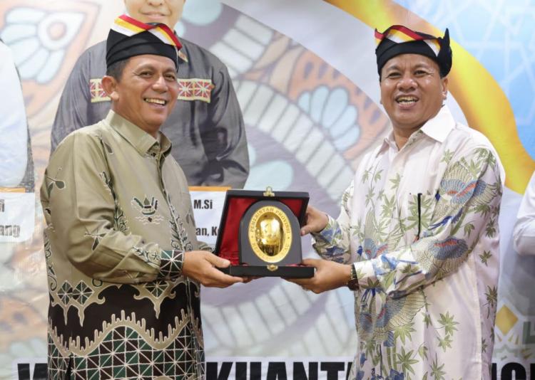 Gubernur Ansar Hadiri Acara Silaturahmi IWAKUSI dan Ajak Bangun Kepri Bersama