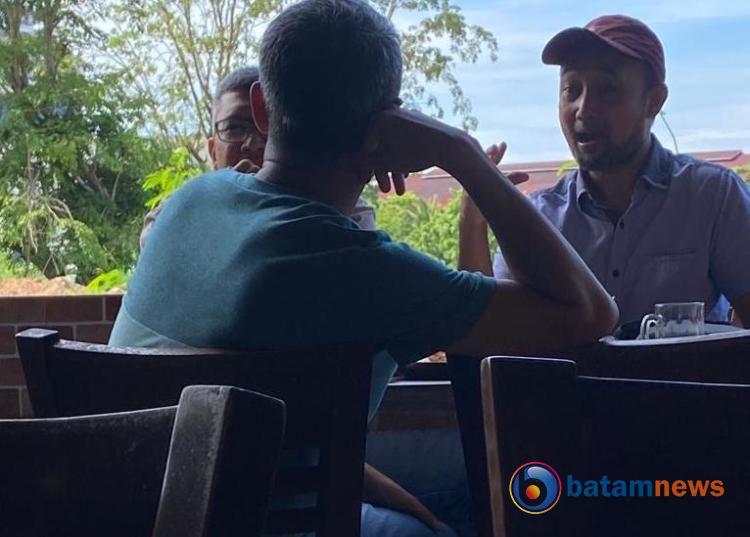 Pria Mirip Mantan Kepala BC Makassar Andhi Pramono Terlihat Ngopi Santai di Morning Bakery Batam