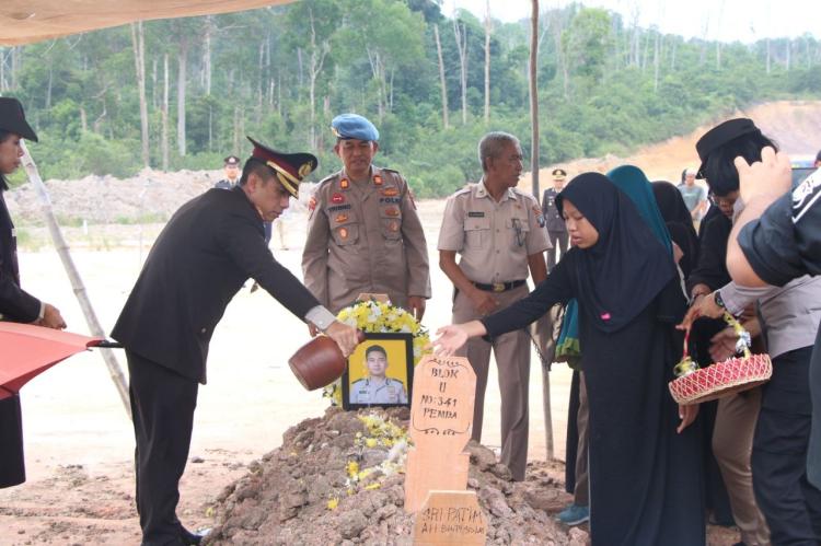 Polresta Barelang Berikan Penghormatan Terakhir untuk Briptu Ayub Fitrah