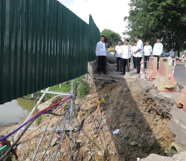 Gerak Cepat, Wako Rudi Perbaiki Jalan Ambrol di Sagulung