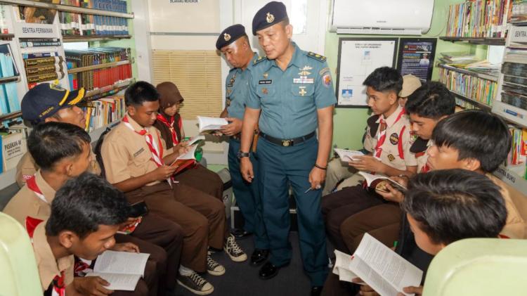 Kapal Perpustakaan TNI AL Ajak Siswa-siswi SMP di Batam Belajar Sambil Berlayar