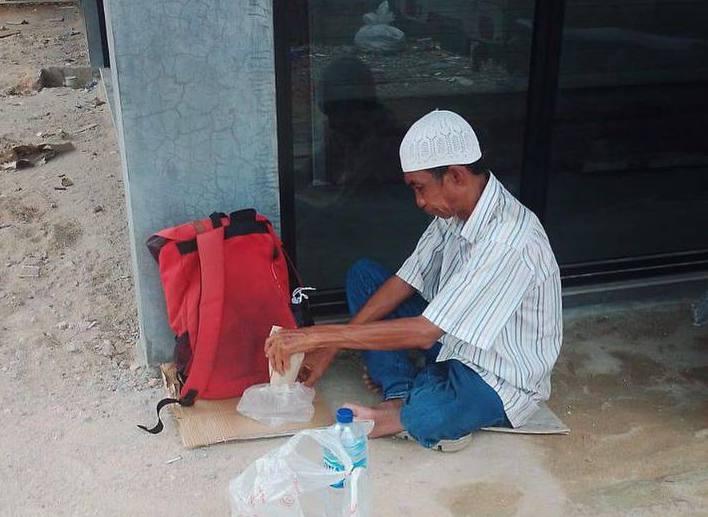 Warga Batam Terenyuh Melihat Bapak Tua Telantar yang Membutuhkan Bantuan
