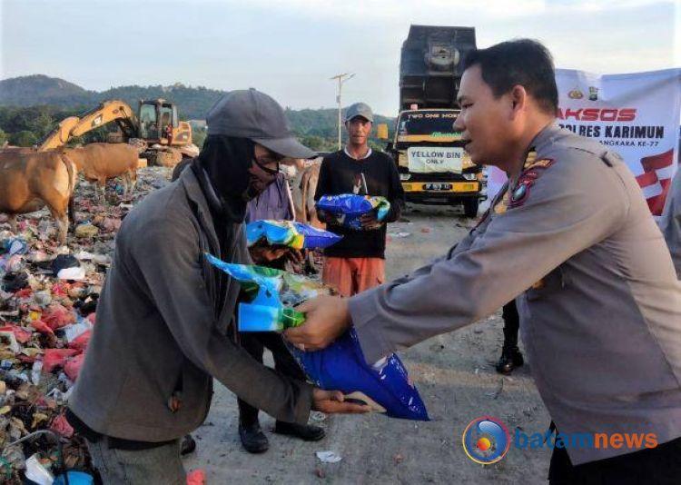 Polres Karimun Bagi-bagi Sembako Gratis kepada Pekerja Pemulung