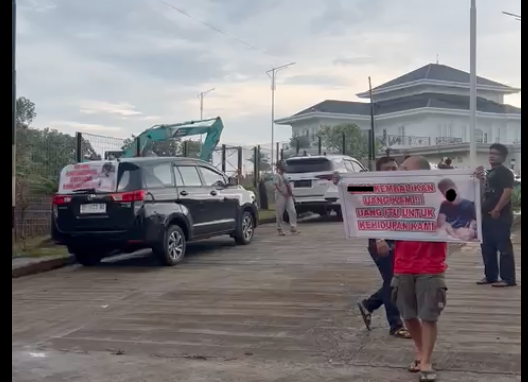 Rumah Mewah Pengusaha Terkenal di Batam Didemo Sejumlah Orang: Bayar Utangmu!