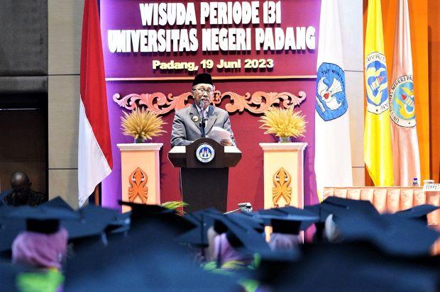 Gubri Syamsuar Orasi Ilmiah Dihadapan Ribuan Wisudawan dan Orang Tua di UNP Sumbar