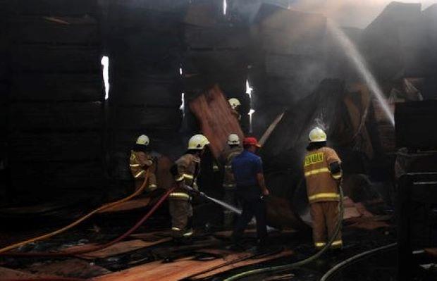 Gudang Grosir dan Enam Rumah di Padang Terbakar, Tim Damkar Berhasil Mengendalikan Api