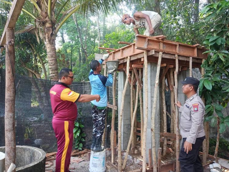 Polres Karimun Bantu Reparasi Sumur Air Bersih dan Sembako ke Warga