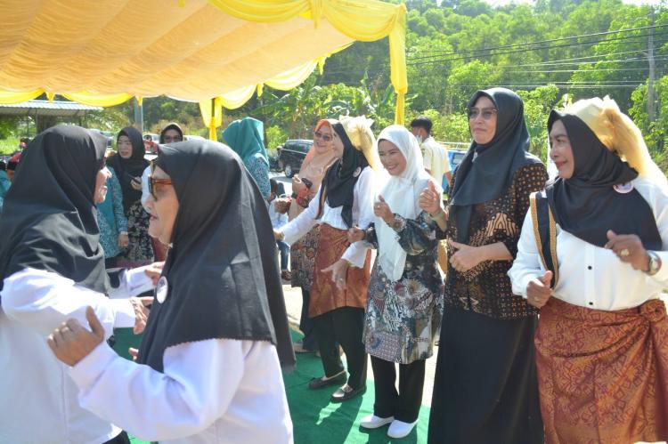 Sekolah Lansia `Stania` di Karimun: Membuat Ibu-ibu Bahagia dengan Belajar