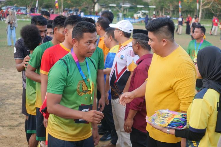 Bupati Bintan Tutup Turnamen Sepak Bola Bintan Bukit Batu Cup V 2023