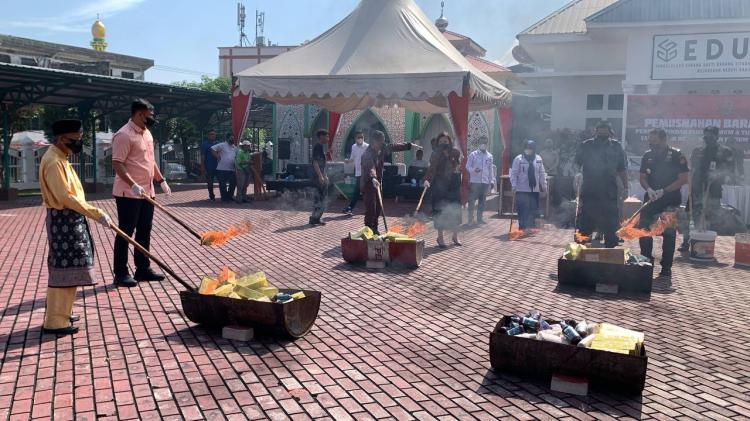 Kejari Karimun Musnahkan Barang Bukti Perkara Tahun 2020-2022, Ada Narkoba hingga HP