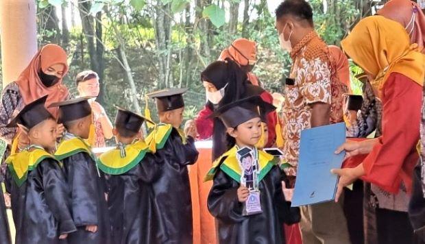 Orangtua Murid Protes atas Biaya Wisuda Anak: Terlalu Mahal, Pakaian Sekali Pakai