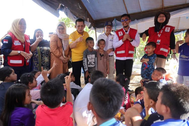 Gubernur Kepri Ansar Ahmad Bantu Korban Puting Beliung di Pulau Kasu Batam