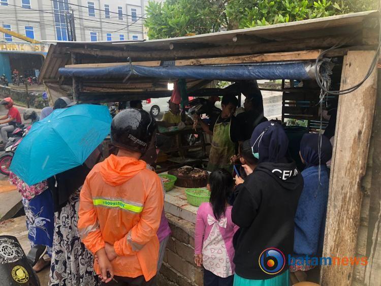 Hujan Tidak Surutkan Antusias Warga Tanjungpinang Borong Daging Ayam untuk Idul Adha