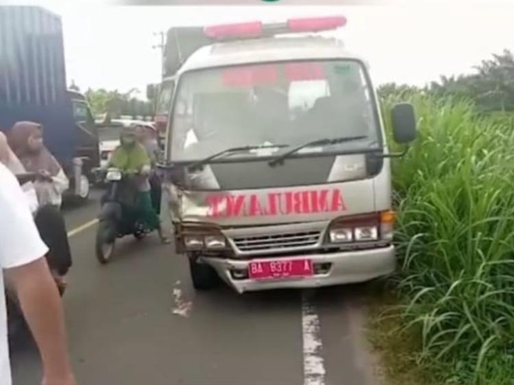 Tragis! Kecelakaan Ambulans Tabrak Pemotor Satu Meninggal Dunia dan Dua Luka-luka