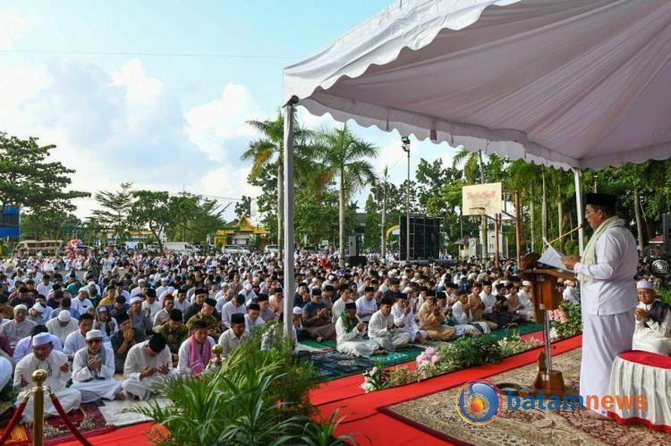 Khatib Sholat Idul Adha, Gubernur Ansar Sampaikan Pesan Ibadah Kurban sebagai Bukti Kepekaan Sosial