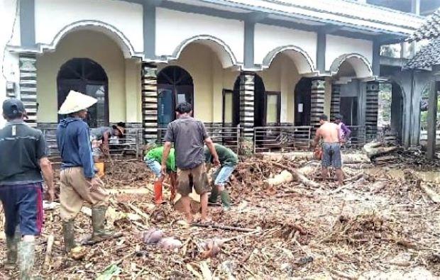 Banjir Bandang Melanda Pekon Srikaton, Tanggamus, Lampung: Satu Rumah Ambruk
